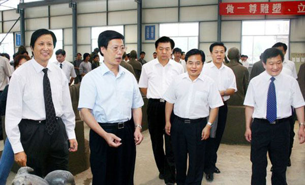 中央政治局常委、國務(wù)院副總理張高麗蒞臨華藝雕塑視察指導(dǎo)，傅紹相總經(jīng)理介紹雕塑藝術(shù)