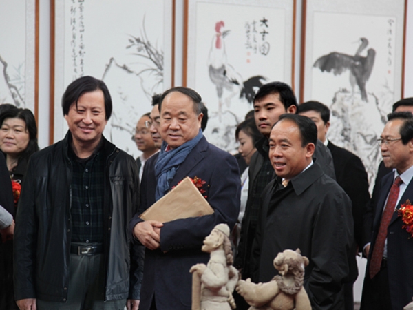 中國作家協(xié)會副主席、2012年度諾貝爾文學(xué)獎獲得者莫言與總經(jīng)理傅紹相在一起。
