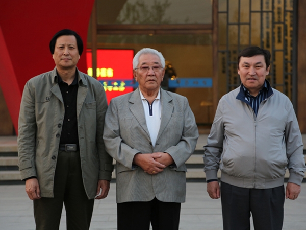 蒙古國前總理宮嘎·道爾基、現(xiàn)任議員巴克先生來華藝雕塑視察指導(dǎo)，并題字留念，及進(jìn)行項目洽談合作等。傅紹相總經(jīng)理陪同參觀并向客人介紹雕塑藝術(shù)。