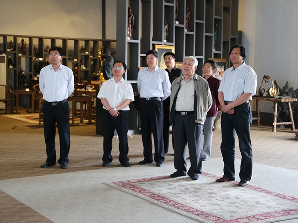 原中國人民解放軍海軍司令員石云生上將一行在濰坊原市人大副主任王永興、臨朐縣劉裕斌縣長的陪同下來華藝視察指導(dǎo)并題字留念，傅紹相總經(jīng)理向客人介紹雕塑藝術(shù)。