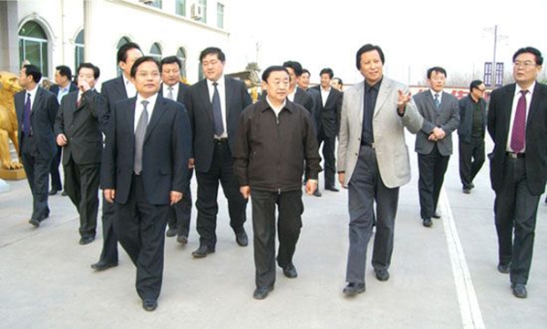 山東省委副書記、省長韓寓群、濰坊市委書記張新起一行蒞臨華藝雕塑參觀指導(dǎo)，傅紹相總經(jīng)理介紹雕塑藝術(shù)