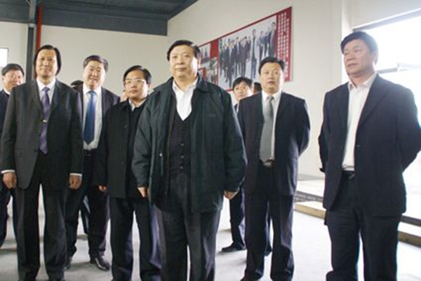山東省委副書記、省長姜大明、副省長賈萬志、濰坊市委書記張新起等領(lǐng)導(dǎo)于2009年4月15日蒞臨華藝雕塑視察指導(dǎo)，總經(jīng)理傅紹相介紹雕塑藝術(shù)。