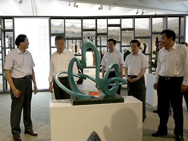 山東省委副書記，山東省人民政府郭樹清省長，濰坊市委杜昌文書記，濰坊市劉曙光市長等領(lǐng)導(dǎo)來華藝雕塑視察指導(dǎo)，臨朐縣委書記顧建華陪同參觀，傅紹相總經(jīng)理介紹企業(yè)情況及雕塑藝術(shù)。