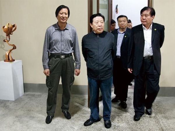 全國政協(xié)副主席、中國文聯(lián)主席孫家正在濰坊市政協(xié)主席趙興濤等領(lǐng)導(dǎo)陪同下參觀華藝雕塑坊茨小鎮(zhèn)雕塑館，孫主席對華藝雕塑給予高度評價，傅紹相總經(jīng)理介紹雕塑藝術(shù)