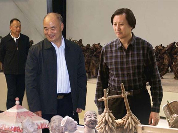 中央政治局委員、中央軍事委員會副主席許其亮來華藝雕塑視察指導(dǎo)，傅紹相總經(jīng)理介紹雕塑藝術(shù)