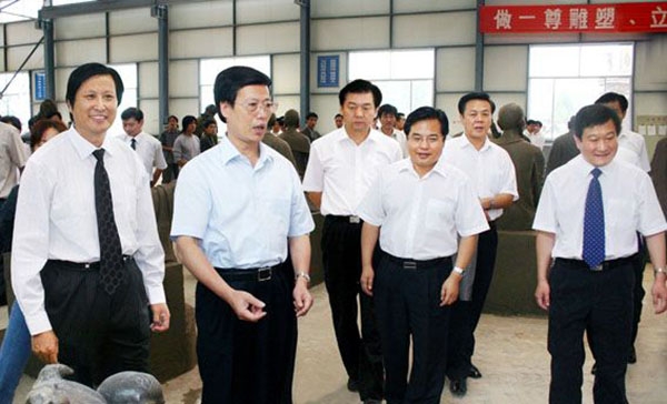 中央政治局常委、國務(wù)院副總理張高麗蒞臨華藝雕塑視察指導(dǎo)，傅紹相總經(jīng)理介紹雕塑藝術(shù)