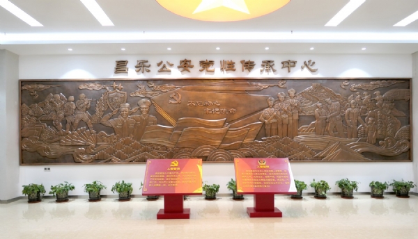 《昌樂(lè)縣公安局黨性教育傳承中心》紫銅板鍛造，尺寸：11×2.4m