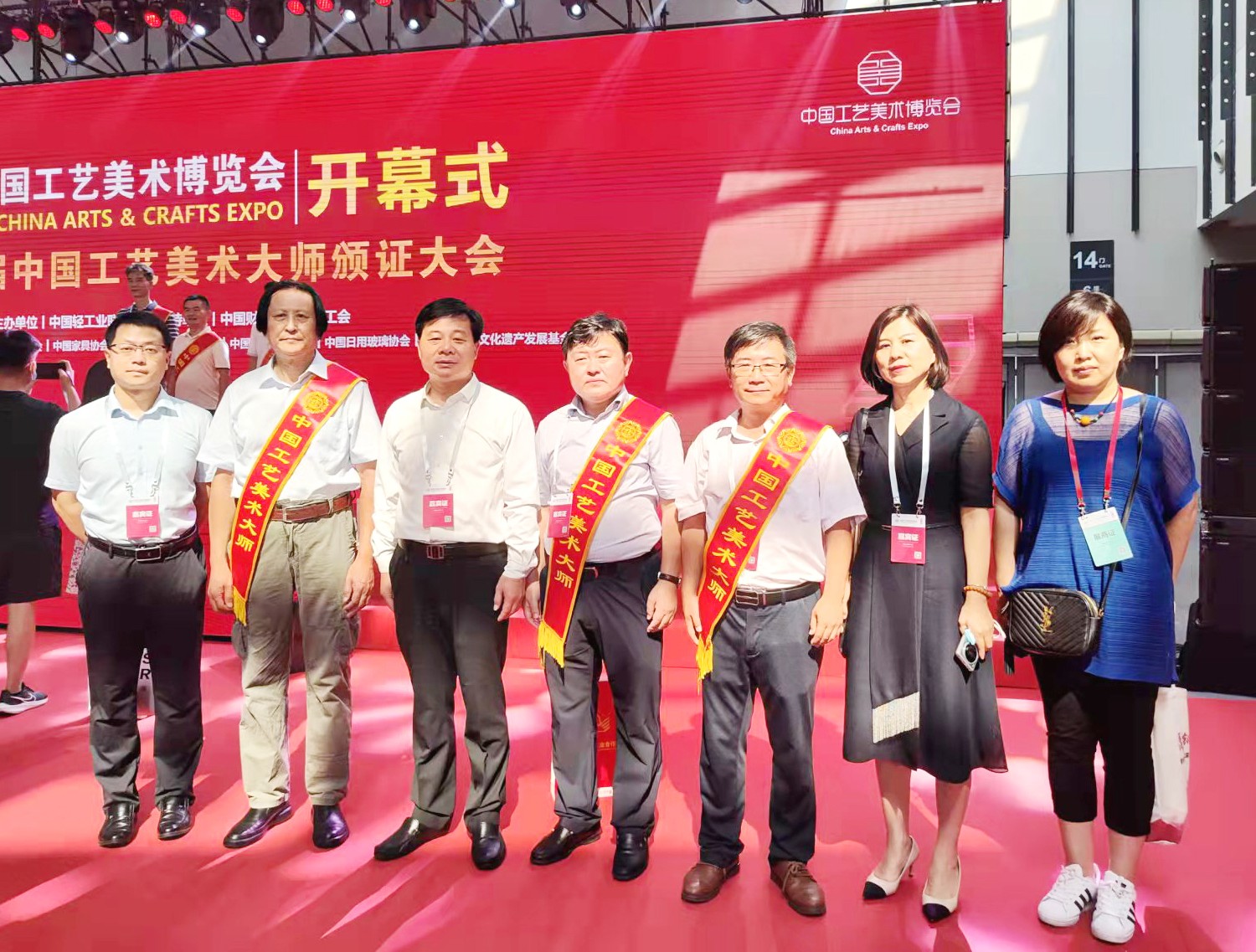 7山東省輕工集體企業(yè)聯(lián)社黨組書(shū)記、理事會(huì)主任王哲軍和山東省工藝美術(shù)協(xié)會(huì)會(huì)長(zhǎng)袁敏
